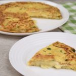 Potato omelette stuffed with cheese: the recipe for the second course in a racy pan