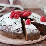 Chocolate and raspberry cake: the recipe to make it soft and without butter