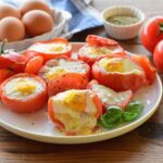 Pomodori ripieni di uova: la ricetta del secondo piatto veloce cotto al forno