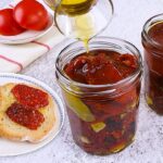 Pomodori secchi sott’olio: la ricetta della conserva stuzzicante da preparare a casa