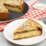 Double-cooked cake with jam and walnuts: the cake recipe ready in 30 minutes