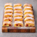 Fillo pastry rolls with cream and black cherries: the recipe for delicious sweets